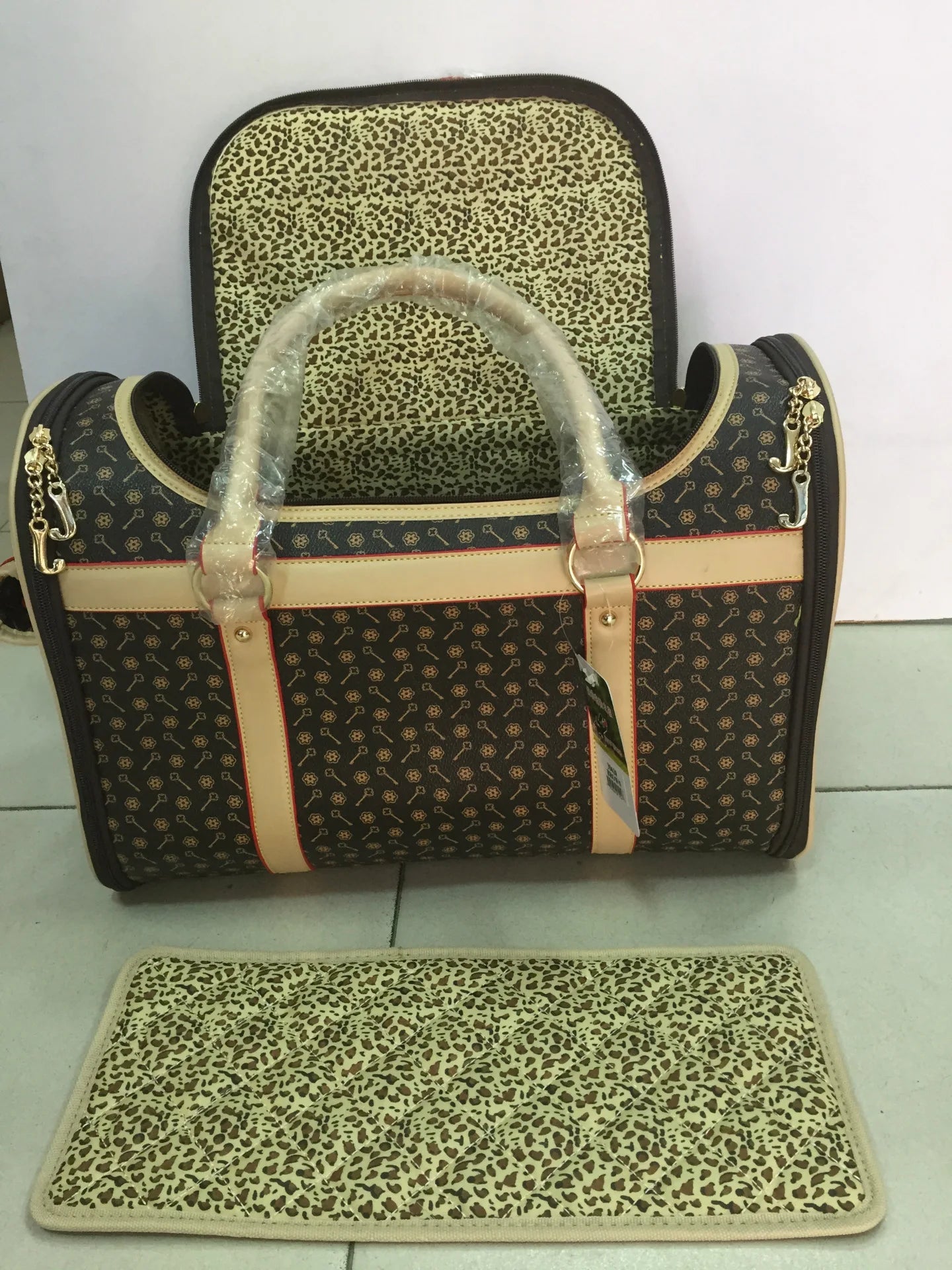 Experience ultimate elegance with this luxury pet carrier, designed for discerning owners who seek both refinement and comfort on every journey. The exclusive pattern, inspired by high - end fashion houses. - Luxempirez