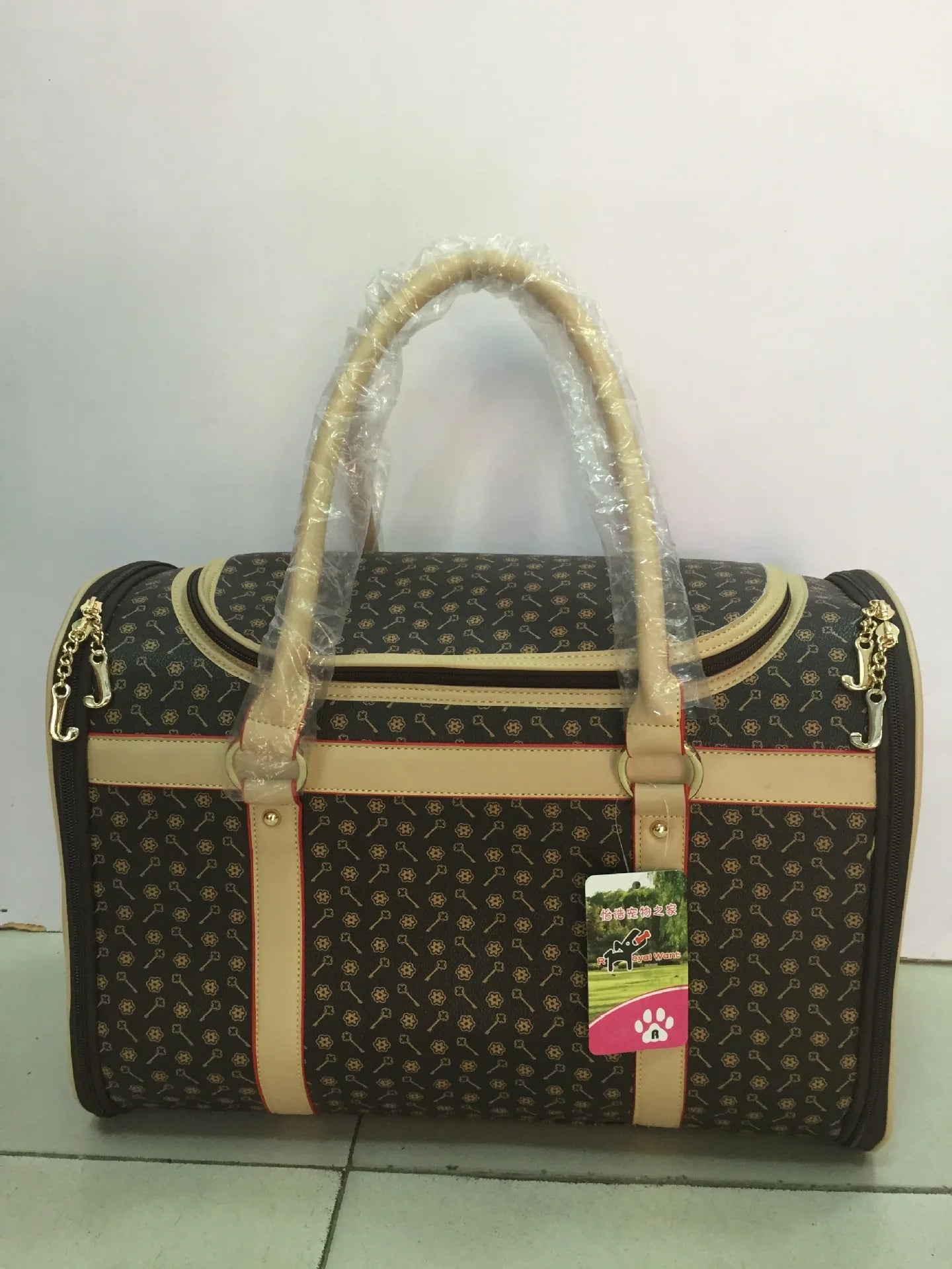 Experience ultimate elegance with this luxury pet carrier, designed for discerning owners who seek both refinement and comfort on every journey. The exclusive pattern, inspired by high - end fashion houses. - Luxempirez