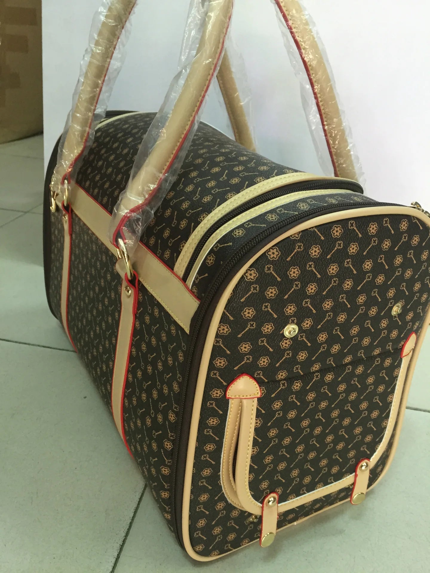 Experience ultimate elegance with this luxury pet carrier, designed for discerning owners who seek both refinement and comfort on every journey. The exclusive pattern, inspired by high - end fashion houses. - Luxempirez