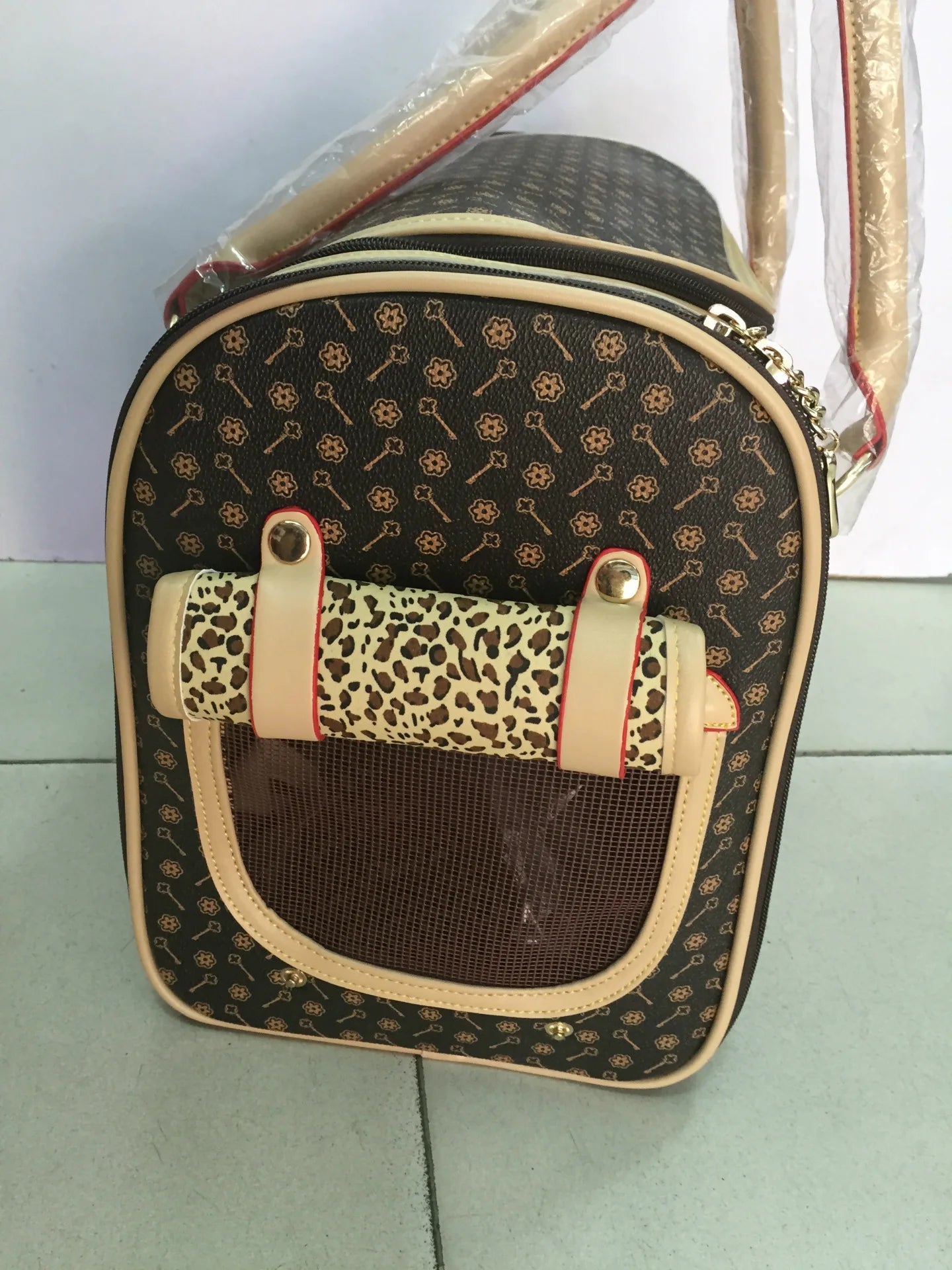 Experience ultimate elegance with this luxury pet carrier, designed for discerning owners who seek both refinement and comfort on every journey. The exclusive pattern, inspired by high - end fashion houses. - Luxempirez