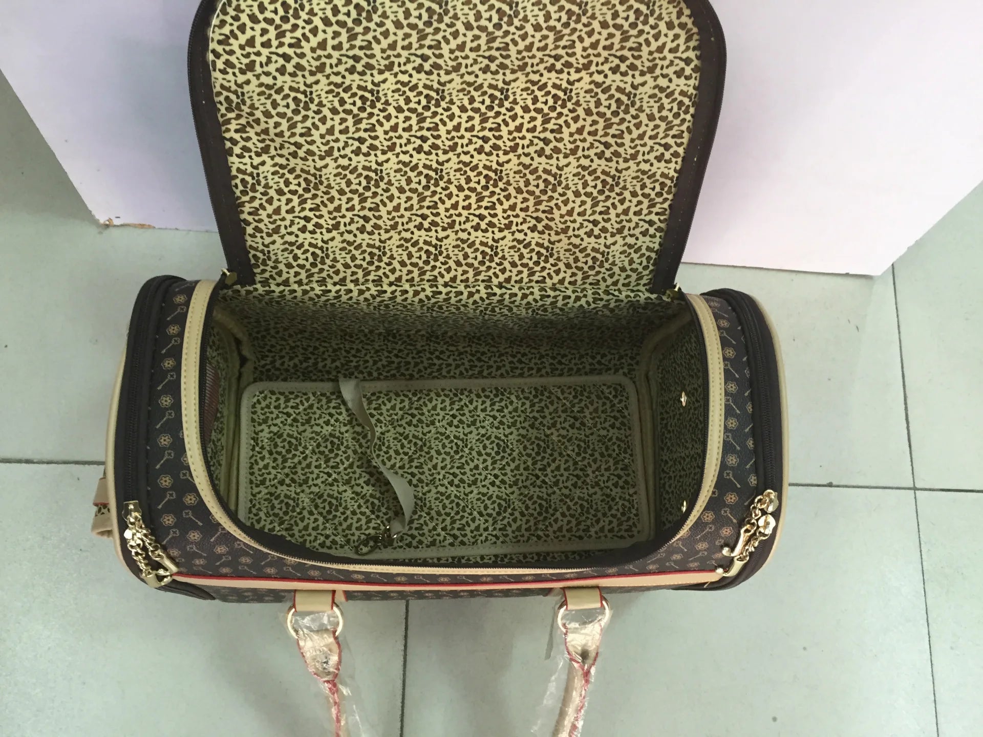 Experience ultimate elegance with this luxury pet carrier, designed for discerning owners who seek both refinement and comfort on every journey. The exclusive pattern, inspired by high - end fashion houses. - Luxempirez