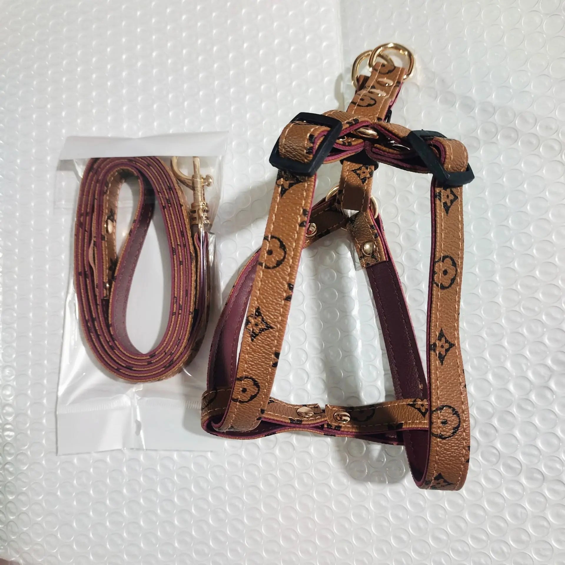 Let your dog shine with this luxury harness and leash set! Featuring an elegant design and premium materials, this set ensures both comfort and style for your furry companion. The durable hardware and secure fit make walks safer. - Luxempirez