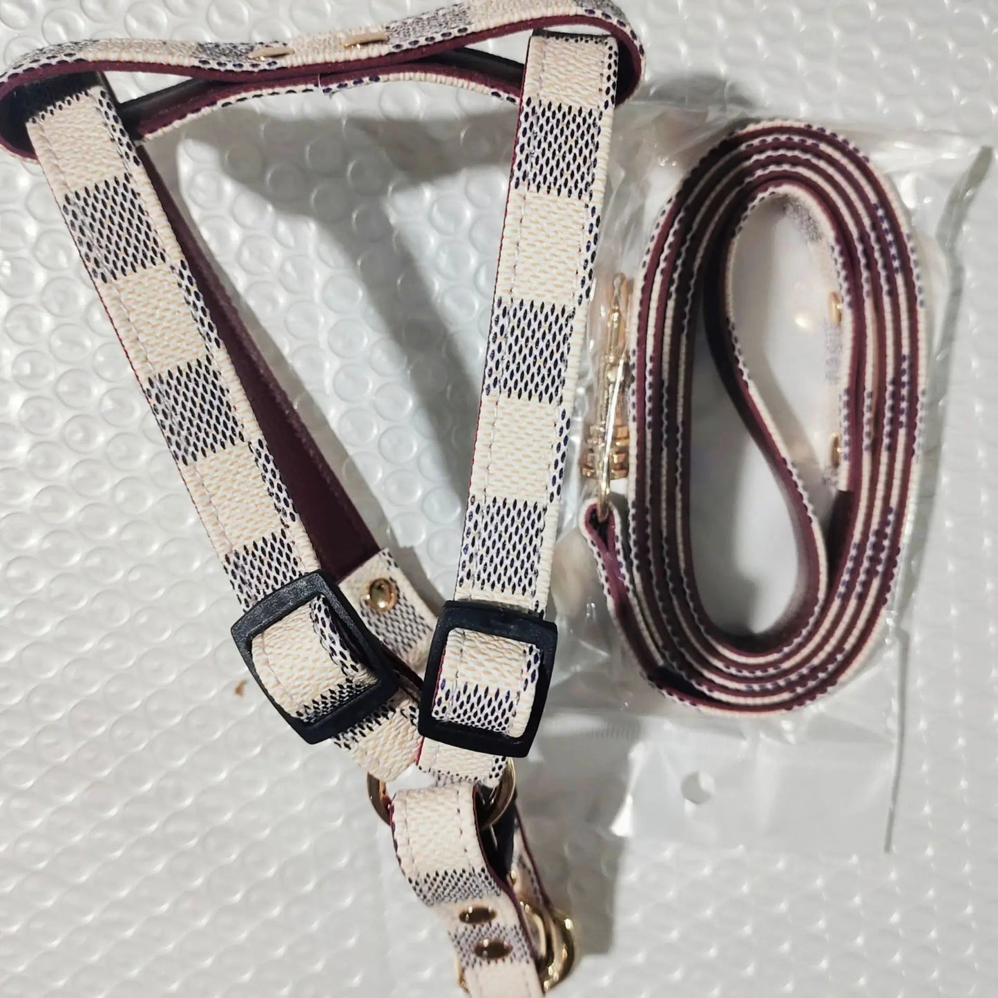 Let your dog shine with this luxury harness and leash set! Featuring an elegant design and premium materials, this set ensures both comfort and style for your furry companion. The durable hardware and secure fit make walks safer. - Luxempirez