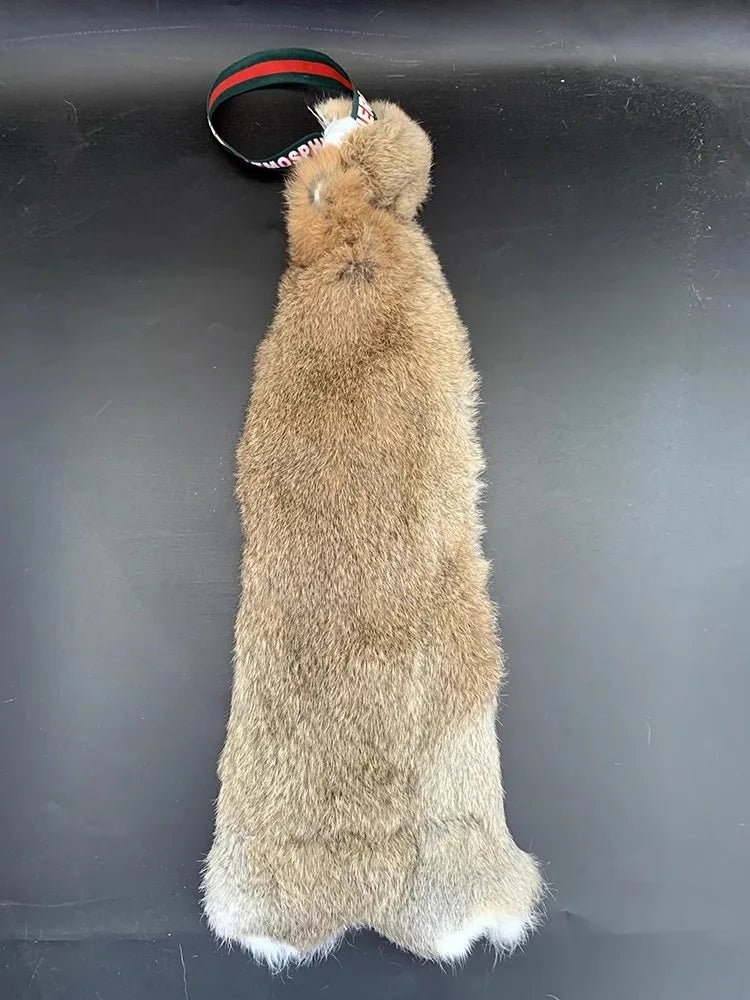 Jouet à tirer en peau de lapin conçu pour les chiens et chiots puissants et motivés qui aiment mordre, poursuivre et tirer pendant l'entraînement. Idéal pour développer la motivation, la concentration et le contrôle des morsures chez les chiens de travail. - Luxempirez