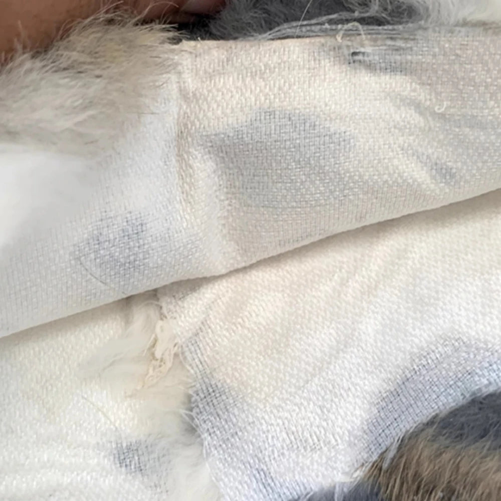 Jouet à tirer en peau de lapin conçu pour les chiens et chiots puissants et motivés qui aiment mordre, poursuivre et tirer pendant l'entraînement. Idéal pour développer la motivation, la concentration et le contrôle des morsures chez les chiens de travail. - Luxempirez