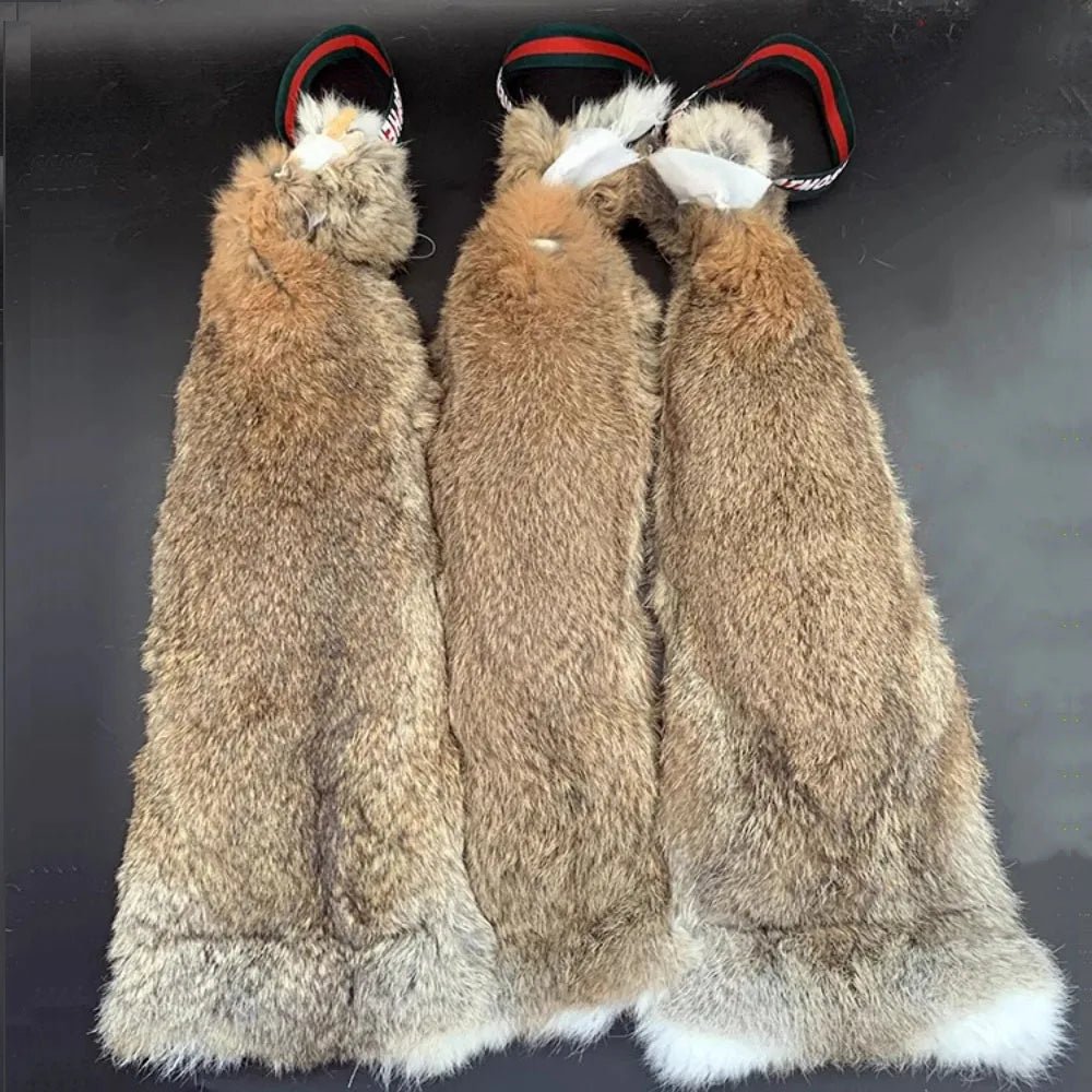 Jouet à tirer en peau de lapin conçu pour les chiens et chiots puissants et motivés qui aiment mordre, poursuivre et tirer pendant l'entraînement. Idéal pour développer la motivation, la concentration et le contrôle des morsures chez les chiens de travail. - Luxempirez