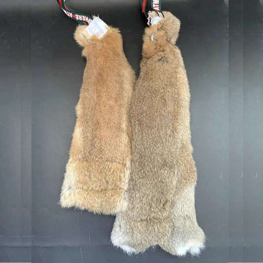 Jouet à tirer en peau de lapin conçu pour les chiens et chiots puissants et motivés qui aiment mordre, poursuivre et tirer pendant l'entraînement. Idéal pour développer la motivation, la concentration et le contrôle des morsures chez les chiens de travail. - Luxempirez