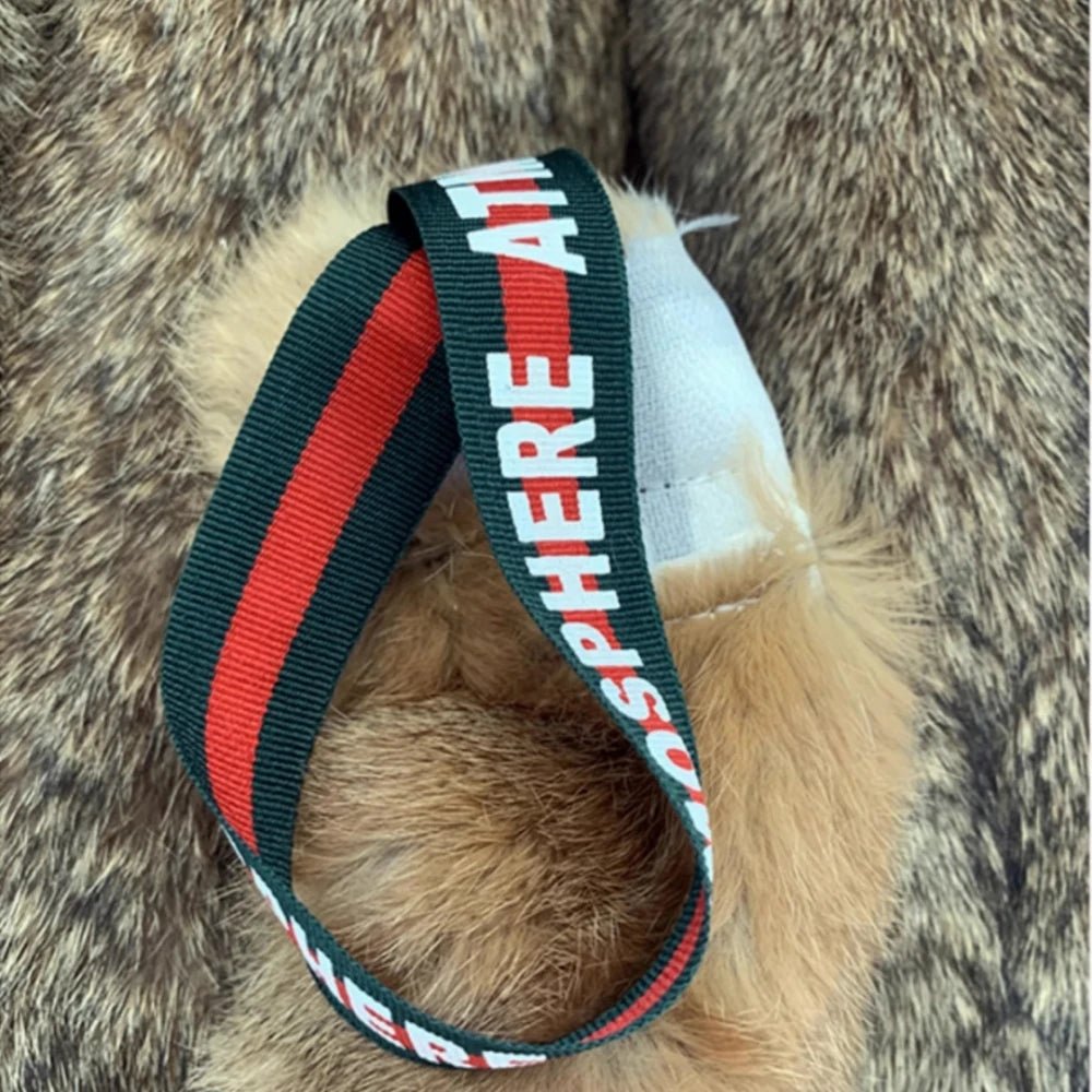 Jouet à tirer en peau de lapin conçu pour les chiens et chiots puissants et motivés qui aiment mordre, poursuivre et tirer pendant l'entraînement. Idéal pour développer la motivation, la concentration et le contrôle des morsures chez les chiens de travail. - Luxempirez