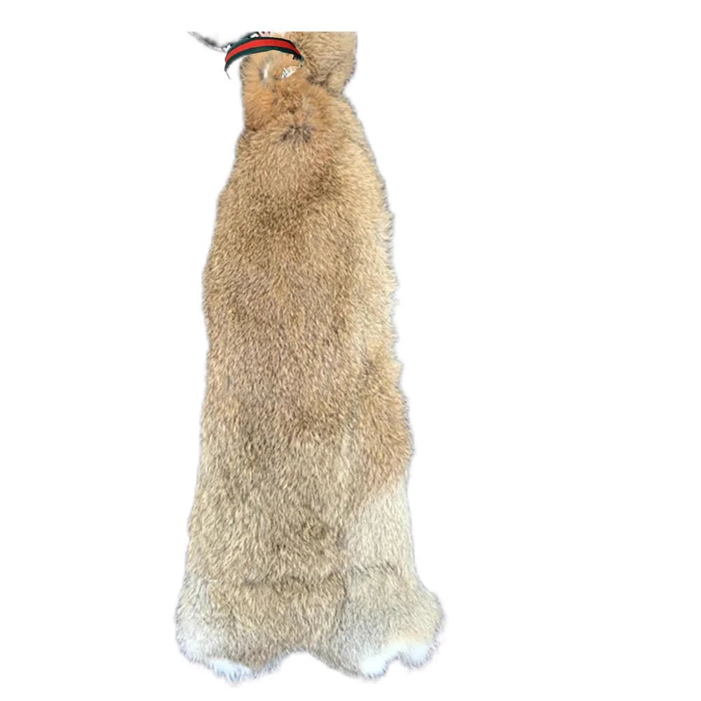 Jouet à tirer en peau de lapin conçu pour les chiens et chiots puissants et motivés qui aiment mordre, poursuivre et tirer pendant l'entraînement. Idéal pour développer la motivation, la concentration et le contrôle des morsures chez les chiens de travail. - Luxempirez