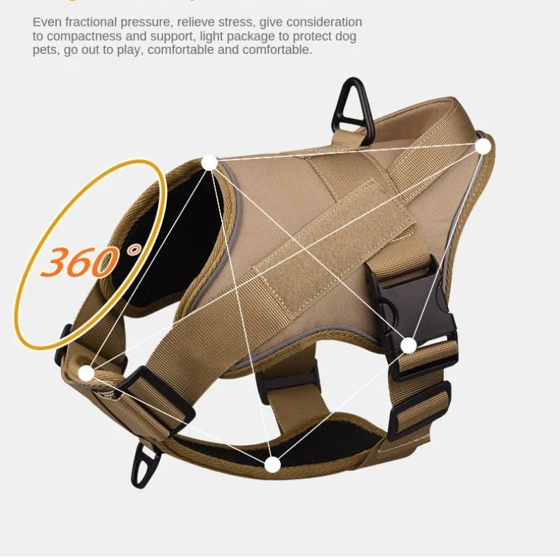 Style avec notre harnais exclusif pour chien d'assistance méticuleusement conçu pour les propriétaires d'animaux exigeants qui exigent le meilleur pour leurs compagnons à quatre pattes. Doté d'un design sophistiqué d'inspiration militaire - Luxempirez